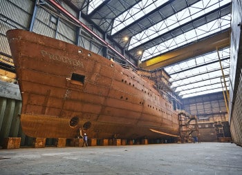 afbouw loodsboot in bij Barkmeijer Shipyards Harlingen