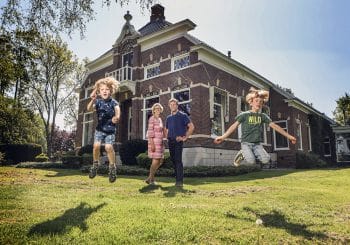 fam Bouwman-De Jong voor hun karakteristieke Oldambt boerderij