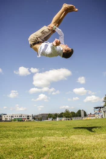 Jordi beoefent de minimalistische sport Tricking